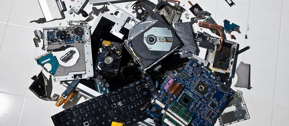 Геймер прославился на Reddit после того, как его мама разбила кувалдой игровой ПК — фото