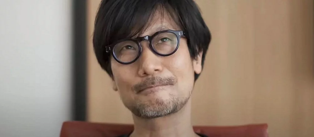 Хидео Кодзима вновь показал тот самый «гениальный» бомбер, который ему подарили россияне