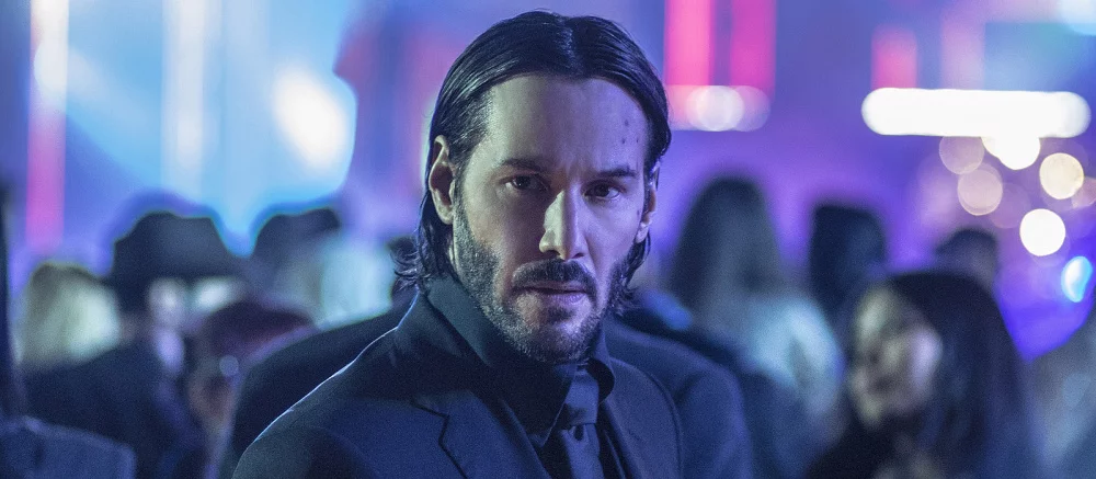 Киану Ривз снова влюбил в себя интернет. Все из-за видео со съемок «Джона Уика 4», где актер чрезвычайно добр