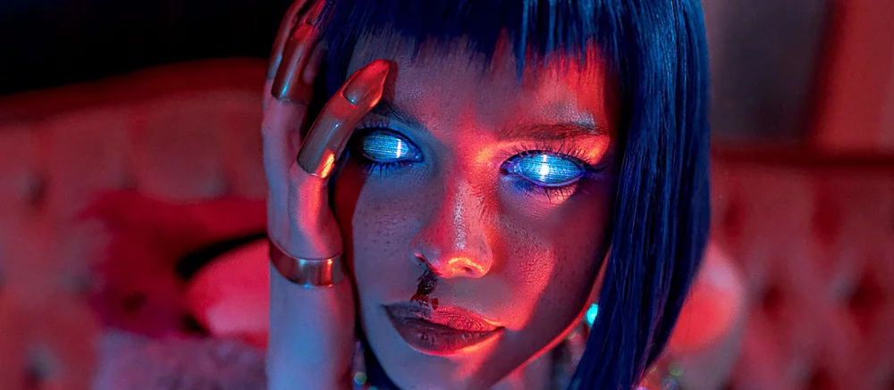 Россиянка в коротком платье и чулках показала годный косплей Эвелин Паркер из Cyberpunk 2077