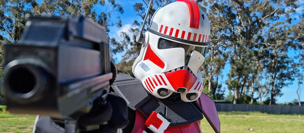 Парень пробился в топ Reddit, когда показал воссозданный им скин из Battlefront 2 в реальности. На работу ушло 6 месяцев