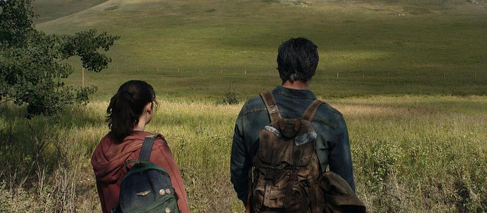 Появились новые фото со съёмок The Last of Us от HBO. Там показали Джоэла с оружием