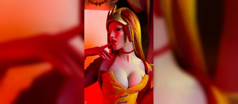 Россиянка Лада Люмос показала косплей Госпожи из комикса для взрослых «Оглаф»