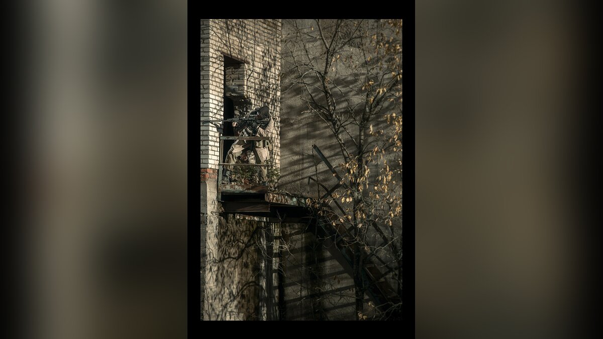 На фотографиях фильма по S.T.A.L.K.E.R. показали реального сталкера и  настоящий артефакт