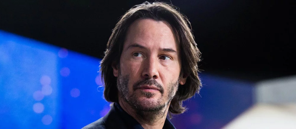 Киану Ривза показали с загоревшимся лицом. Так актер мог бы выглядеть в фильме Marvel про Призрачного гонщика