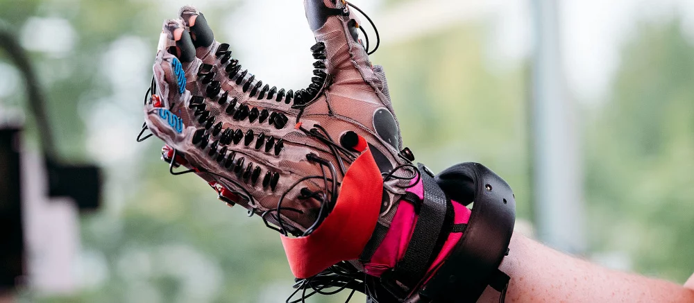 Meta показала перчатку, которая позволит чувствовать виртуальные предметы