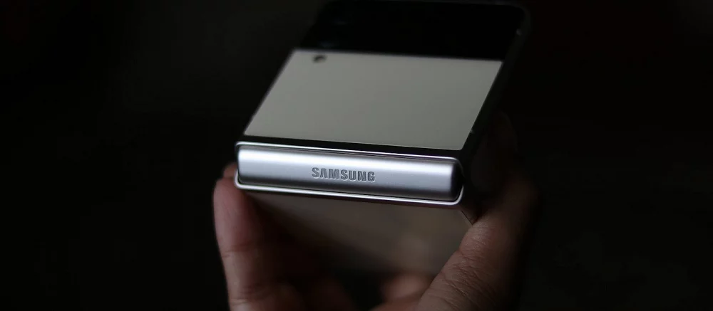 Samsung предлагает джинсы за 107 тысяч рублей — к ним полагаются бесплатные смартфоны