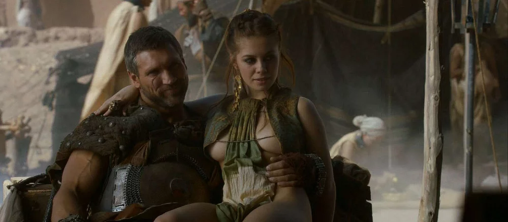 «Шлепни ее по заднице и вперед»: звезда «Игры престолов» рассказала, как снимались постельные сцены