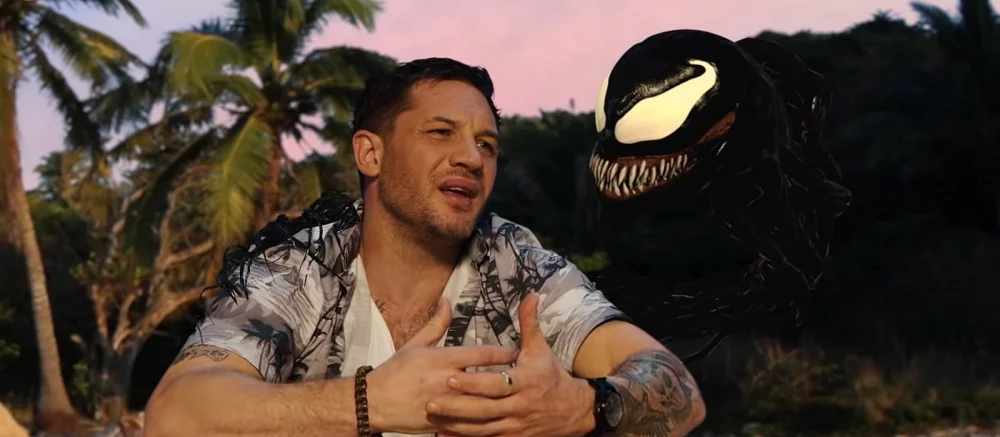 Sony показала романтическую сцену между Томом Харди и симбиотом, которая не попала в «Веном 2»