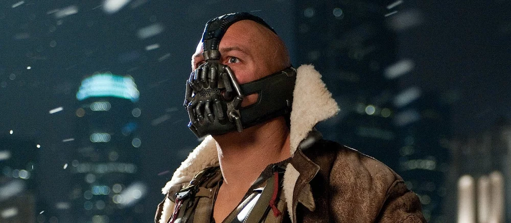 Том Харди нарядил собак в костюмы своих киногероев — одна из них закосплеила Бейна из «Темного рыцаря»