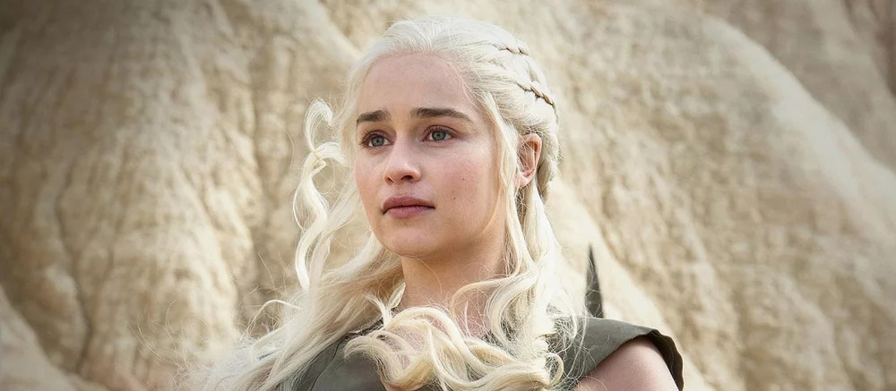 В сети показали, как Эмилия Кларк выглядела бы в роли Алой Ведьмы из киновселенной Marvel