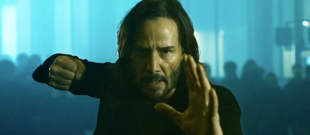 Бой Нео против Морфеуса показали спустя 22 года в фильме «Матрица: Воскрешение». Все закончилось мощным взрывом