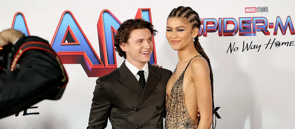 Фото: Том Холланд со слезами на глазах и Зендея в откровенном платье на премьере «Человека-паука: Нет пути домой»