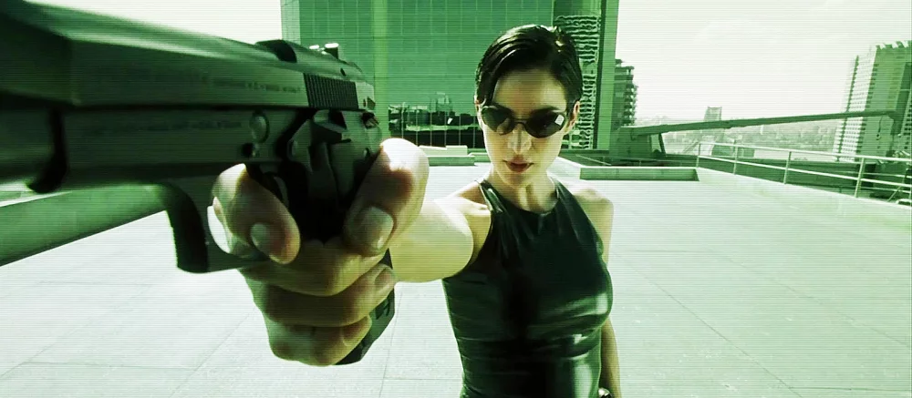 «Как из фильма» — россиянка в латексном костюме и с пистолетом показала косплей Тринити из «Матрицы»