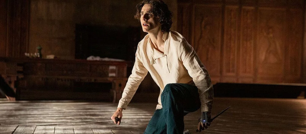 Российский двойник Тимоти Шаламе рекламирует булочки с персиком в Петербурге — соцсети уже отреагировали