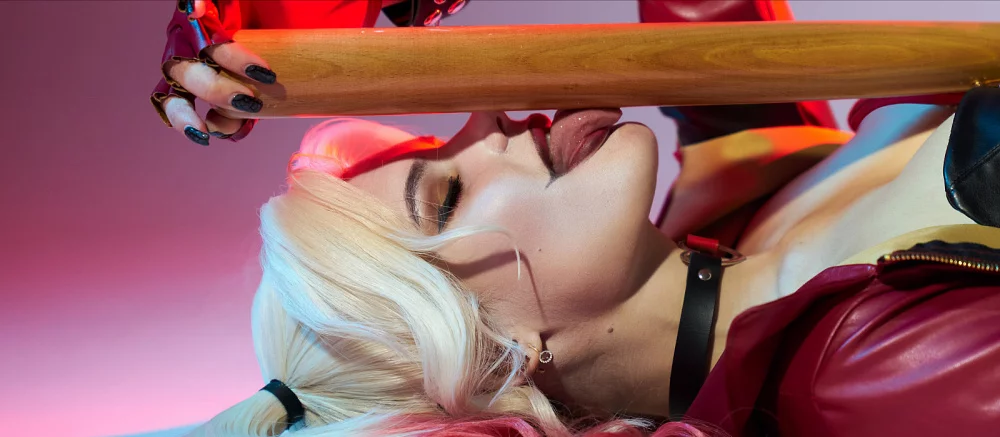 Самый яркий косплей недели: Трисс Меригольд в откровенном платье, подкачанная Соня Блейд из Mortal Kombat и безумно сексуальная Харли Квинн