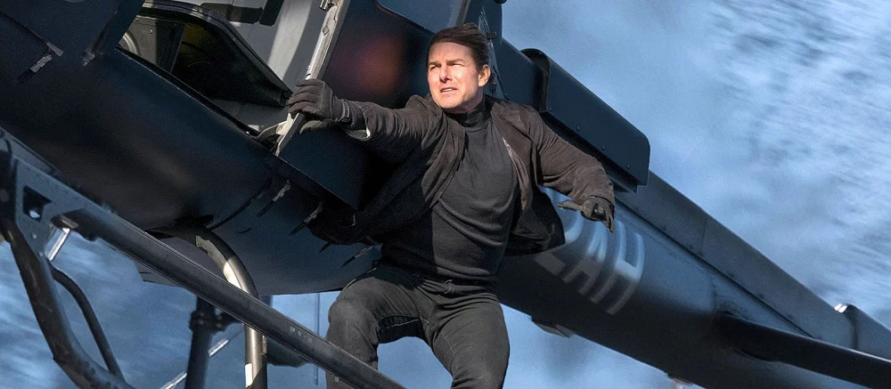 Том Круз свесился с крыла летящего самолета и пережил мертвую петлю — фото со съемок «Миссии невыполнима 8»