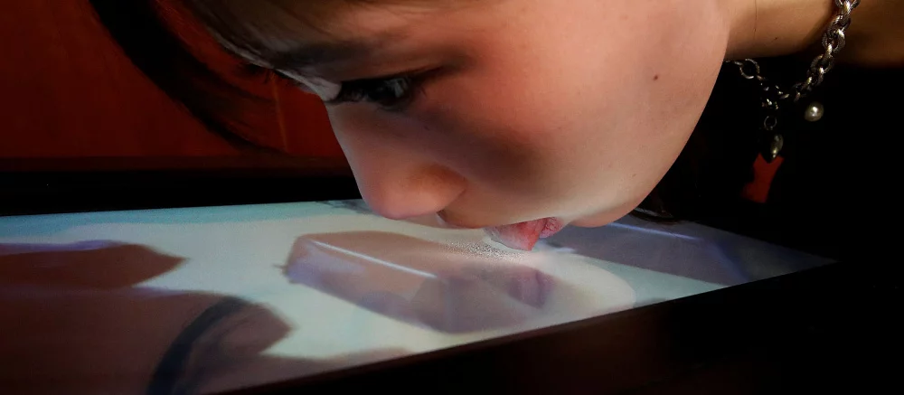 В Японии создали экран, который передаёт вкусы — его нужно лизать