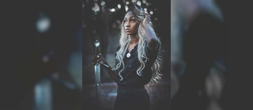 Косплеерша показала себя в образе ведьмака из сериала. Таким Геральт мог бы быть, если бы его сыграла темнокожая девушка