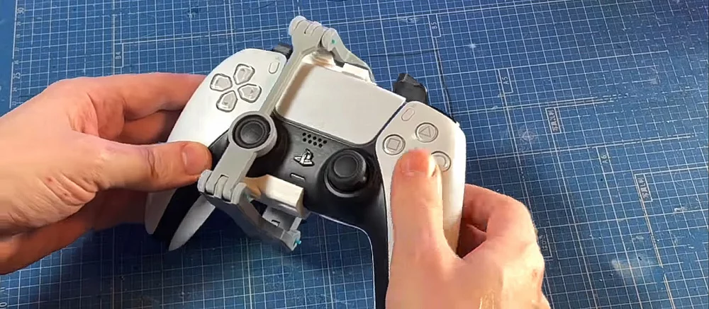 Ютубер собрал устройство, чтобы играть на DualSense одной рукой — так может сделать любой желающий