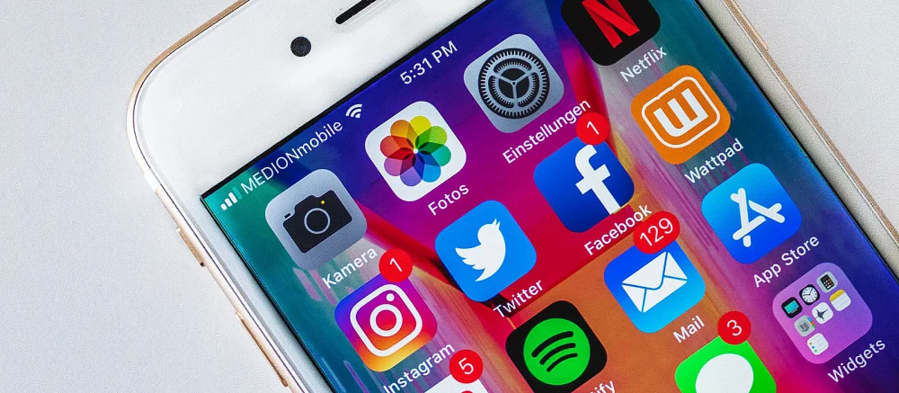 Француз хотел защитить детей от соцсетей, но оставил два города без интернета