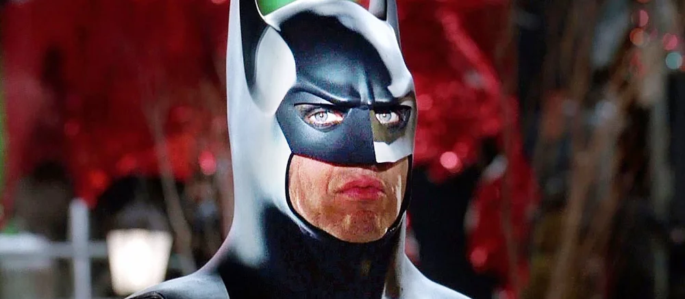 Как выглядит 70-летний Бэтмен — Майкла Китона показали в образе Темного рыцаря с измененным дизайном костюма