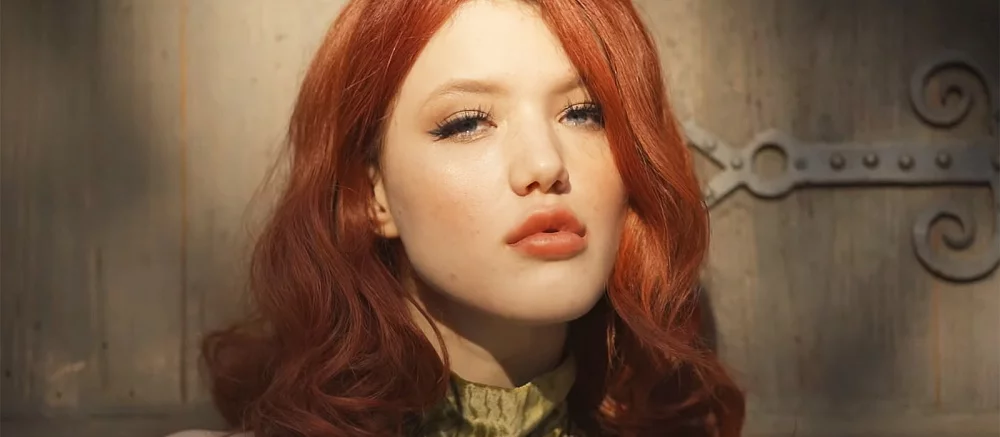 Красавица Лада Люмос вновь перевоплотилась в Трисс Меригольд и показала себя в костюме из первого «Ведьмака»