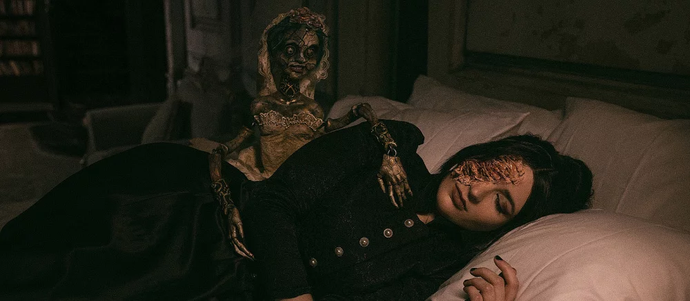 Московская модель показала жуткий косплей Донны Беневиенто из Resident Evil Village