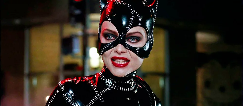 На кадрах мультфильма Catwoman: Hunted показали голую Женщину-кошку, которая принимает ванну