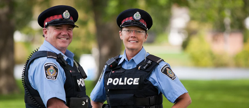 Стример так громко звал на помощь в Apex Legends, что к нему пришли полицейские. Офицеры попали на трансляцию, но не растерялись