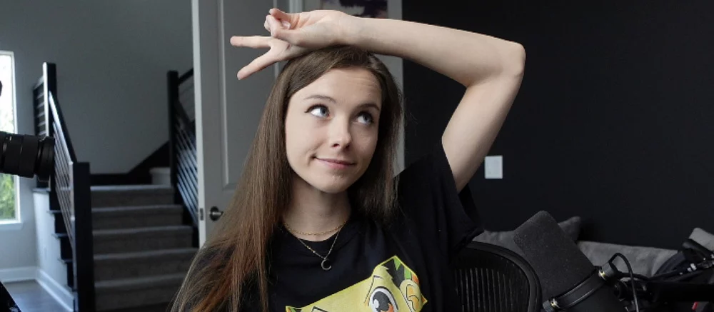 Вооружённые полицейские ворвались в дом стримерши в прямом эфире. Есть видео