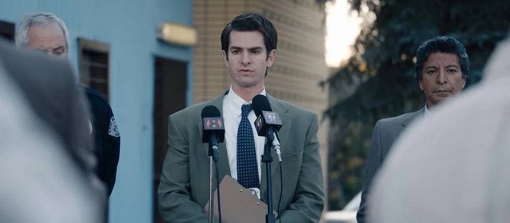 Эндрю Гарфилд расследует жестокое убийство: трейлер мини-сериала «Под знаменем небес»