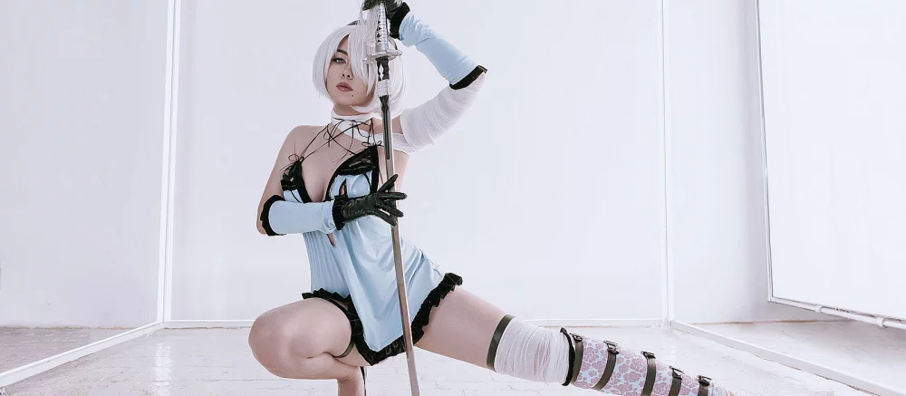 Косплеерша показала себя в образе сексуальной 2B из Nier Automata в пеньюаре