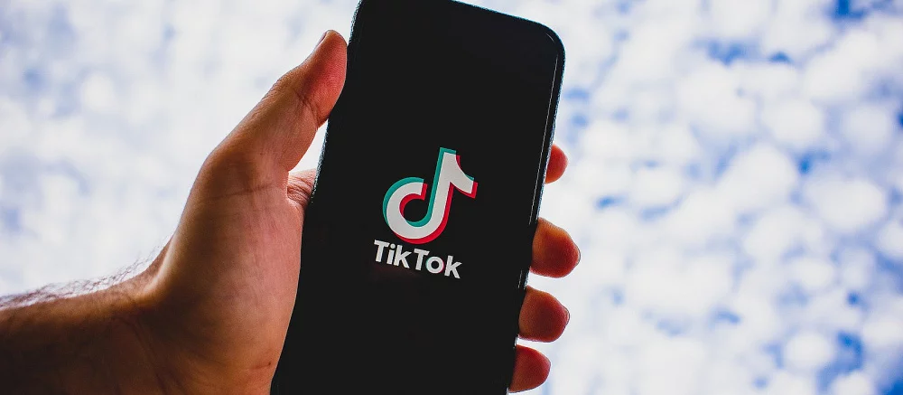 TikTok временно приостанавливает работу в России из-за нового закона о «фейках»