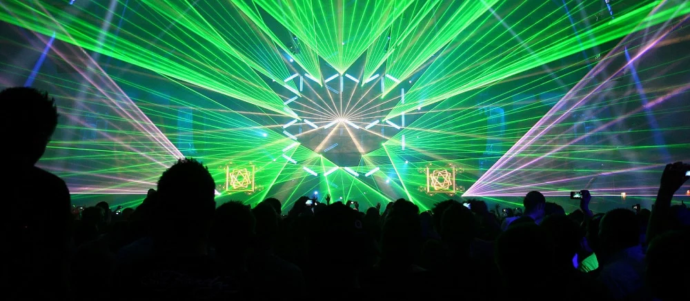 15-летний стример стал звездой интернета после рейва с пиротехникой во время эфира — видео