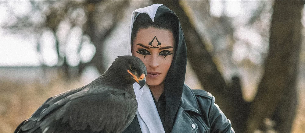 Девушка из России сделала косплей современной ассасинки из Assassin's Creed — с Яблоком Эдема и винтовкой