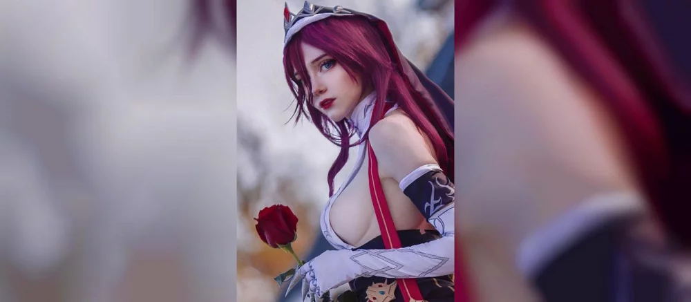 Девушка показала горячий косплей Розарии из Genshin Impact