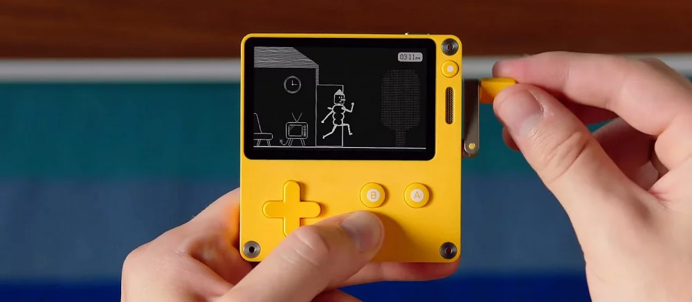Начались поставки необычной консоли Playdate с механической ручкой