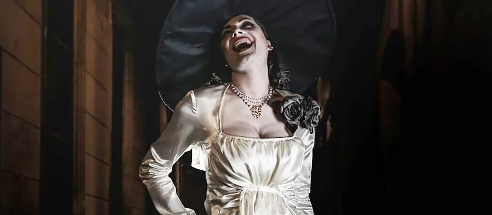 Реальная леди Димитреску проходит Resident Evil Village и показала фото со своей героиней. Девушка в восторге от игры