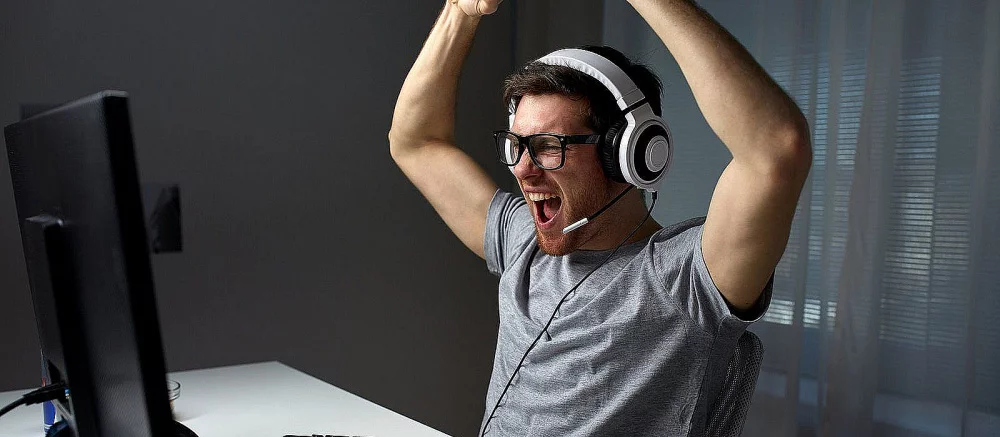 В Японии представили кровать для геймеров — у неё есть пульт управления