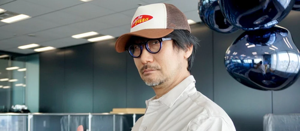 Хидео Кодзима стал работником пиццерии? Нет, на самом деле «гений» показал коллекционный набор 4 сезона «Очень странных дел»