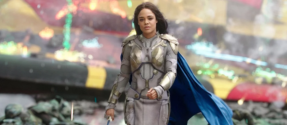 Опубликован новый кадр «Тор: Любовь и гром». Там показали Валькирию и Джейн Фостер на троне