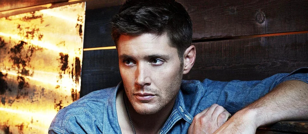 Звезду «Сверхъестественного» Дженсена Эклса показали в роли нового Бэтмена. Есть фото с маской и без