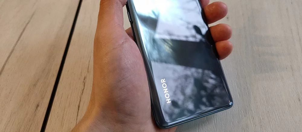 Honor приостановила официальные поставки устройств в Россию, но официально ничего не заявляла