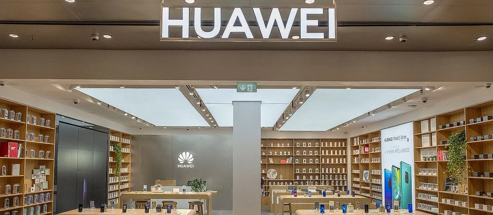 Китай прокомментировал закрытие российских магазинов Huawei