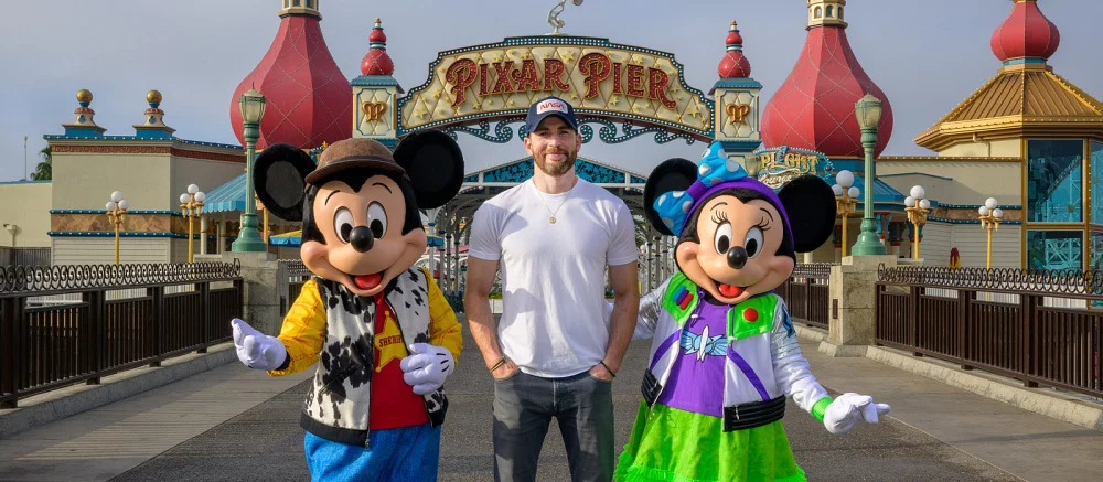 Крис Эванс стал героем мемов из-за странных фотографий в Диснейленде. Актера уже добавили в «Форсаж», аниме и The Sims 4