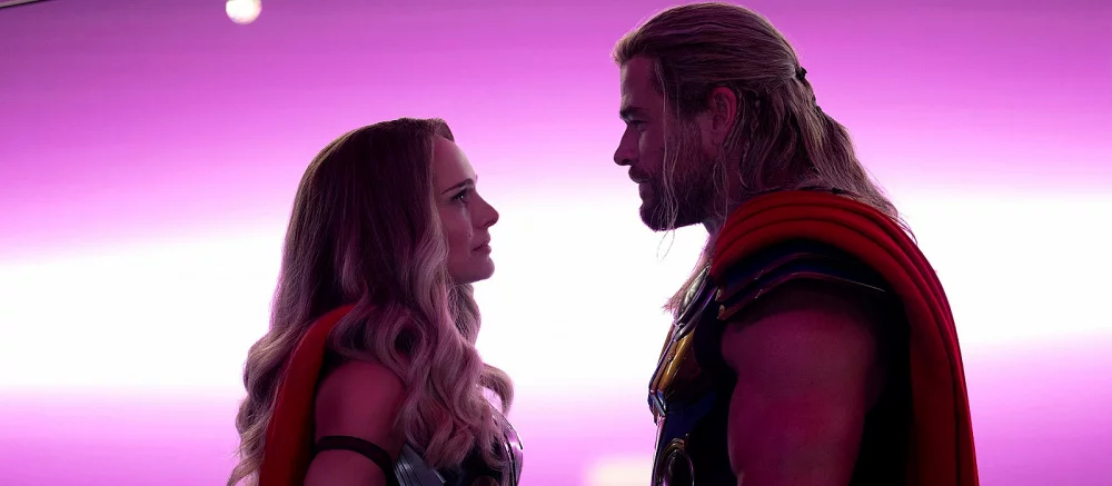 Новые кадры из фильма «Тор: Любовь и гром»: накаченный Крис Хемсворт и Натали Портман с Мьельниром