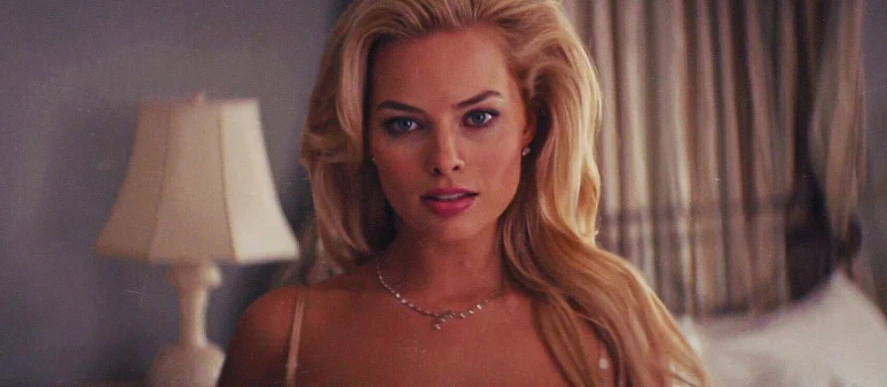 Появились новые фото со съёмок «Барби». На них показали Марго Робби в купальнике из 80-х