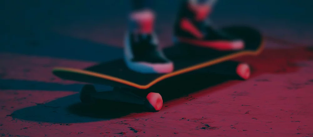 Представлена игра Skate Story — необычный симулятор скейтбордиста с персонажем-демоном из стекла