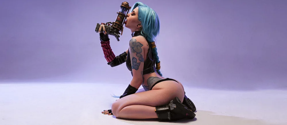 Сексуальная россиянка с оголённой попой закосплеила Джинкс из «Аркейна»